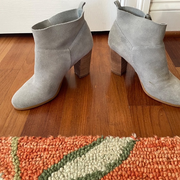 Crown Vintage Sz 8 Randi Gray Suede Leather Round Toe Fringe Ankle Heeled Bootie - Picture 3 of 4